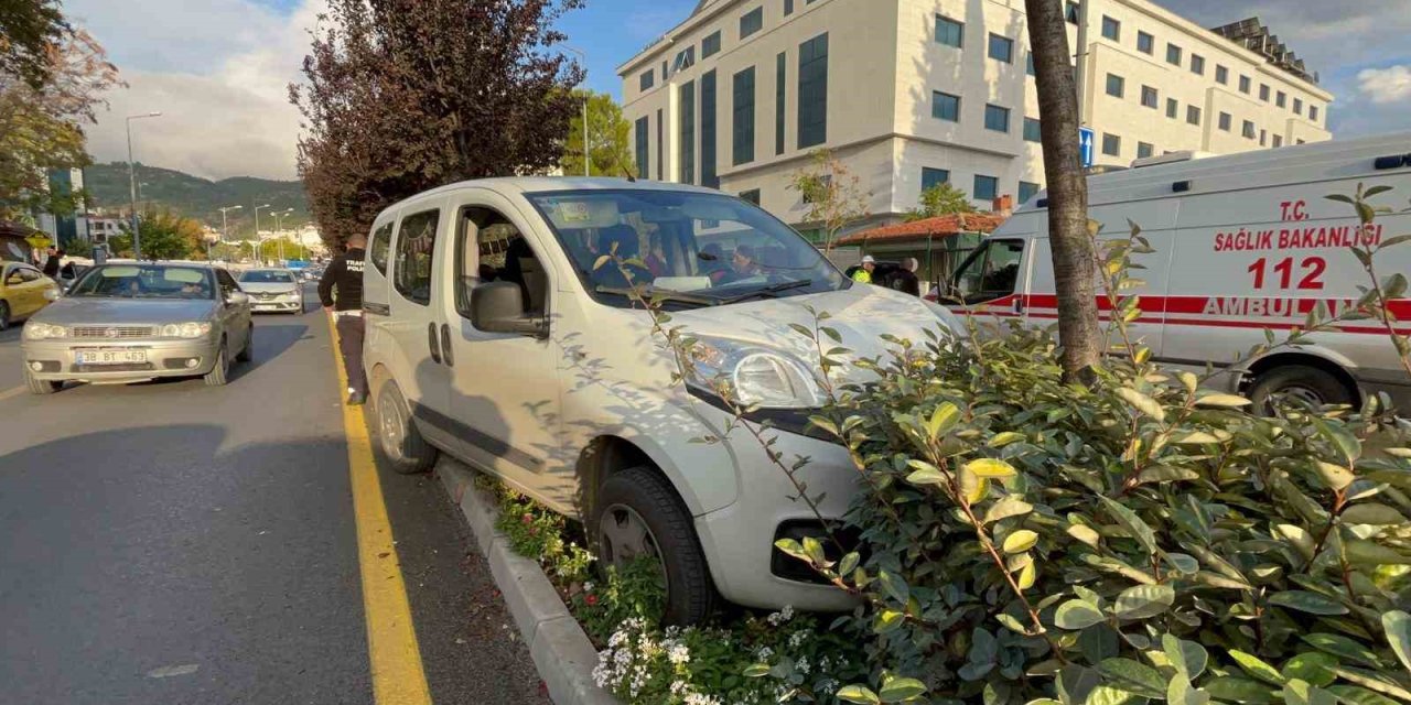 Araç refüje çıktı: 1 yaralı