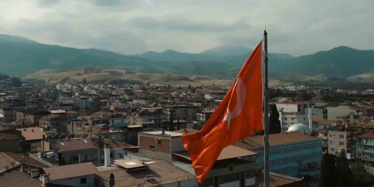 Alaşehir’de 7’den 70’e cumhuriyet sevgisi