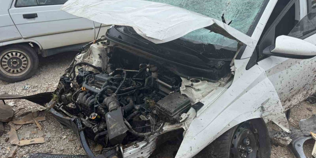 Süratle kavşağa giren otomobil heykelleri biçerek metrelerce havaya uçtu