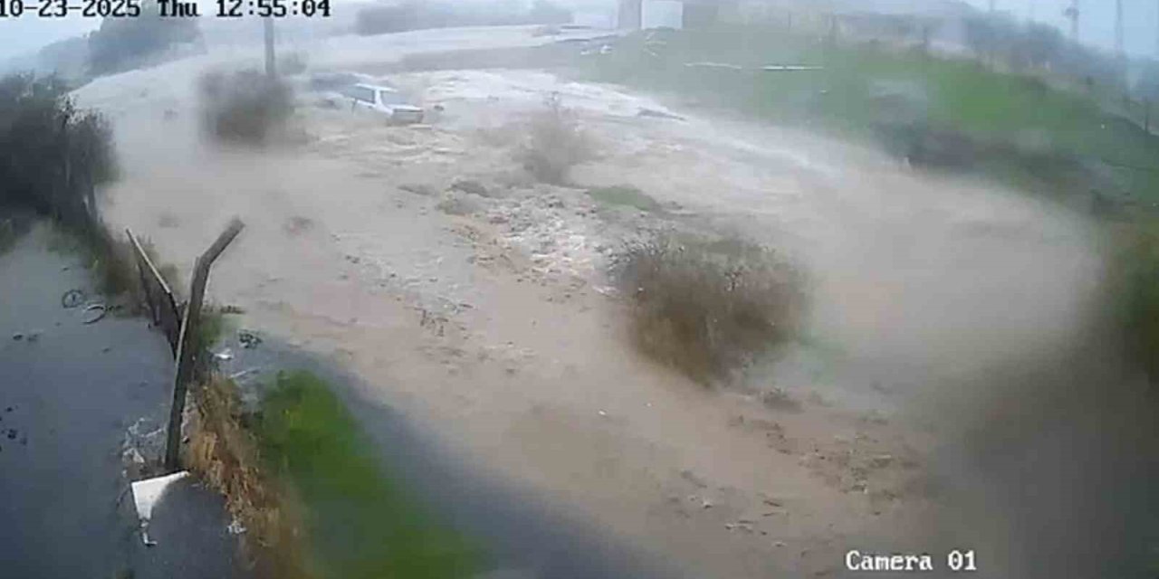 Foça’da Kaptanoğlu’nun aracının sele kapıldığı anlar