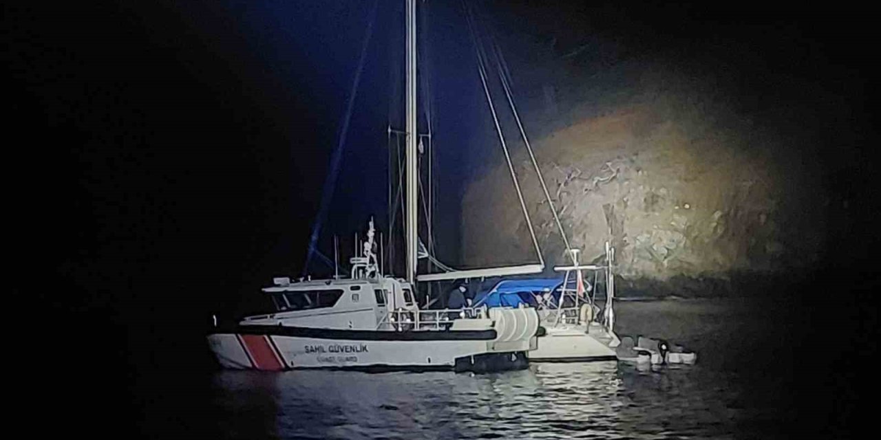 İtalya rotasındaki yelkenli teknede 4 göçmen kaçakçısı ve 35 düzensiz göçmen yakalandı