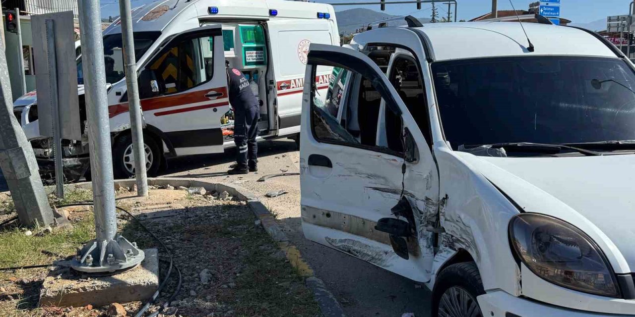 Fethiye’de ambulansla hafif ticari araç çarpıştı: 2 yaralı