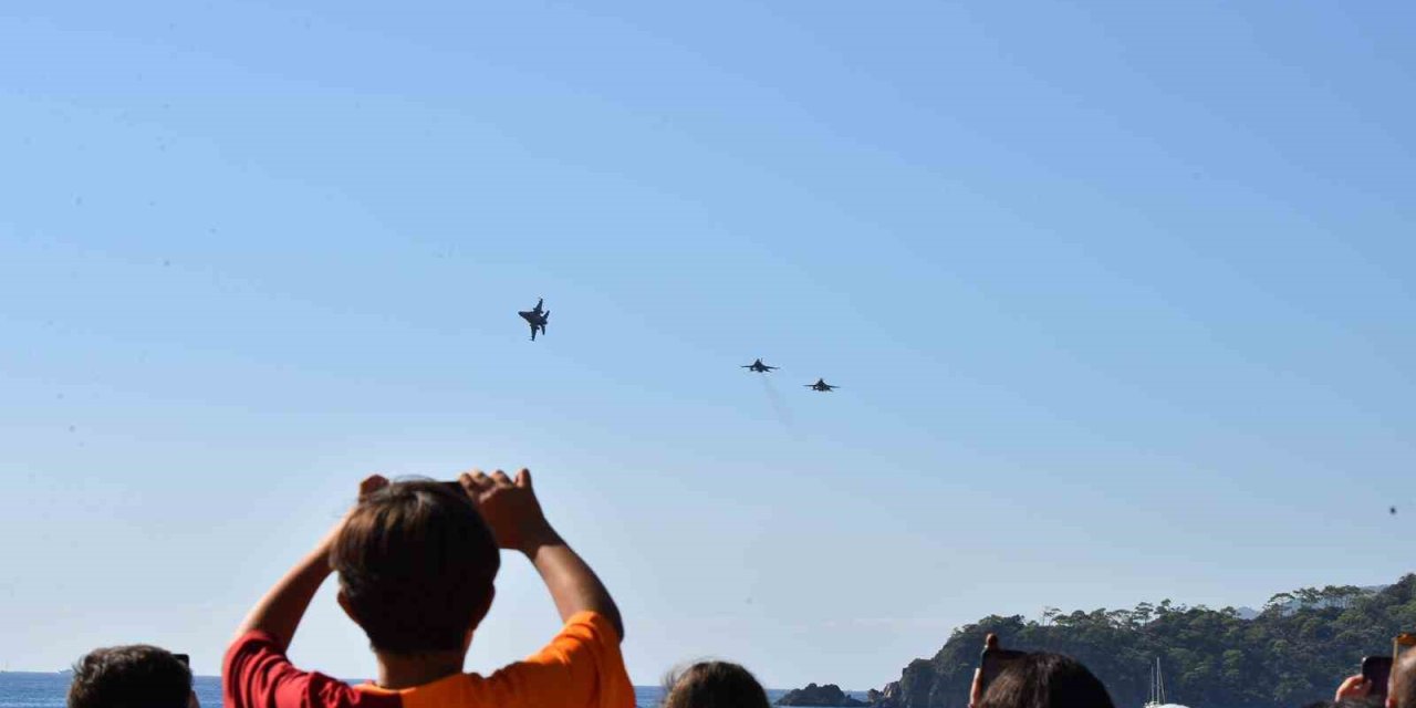 Fethiye’de Hava Oyunları Festivali’nde F-16’ların gösterisi nefesleri kesti