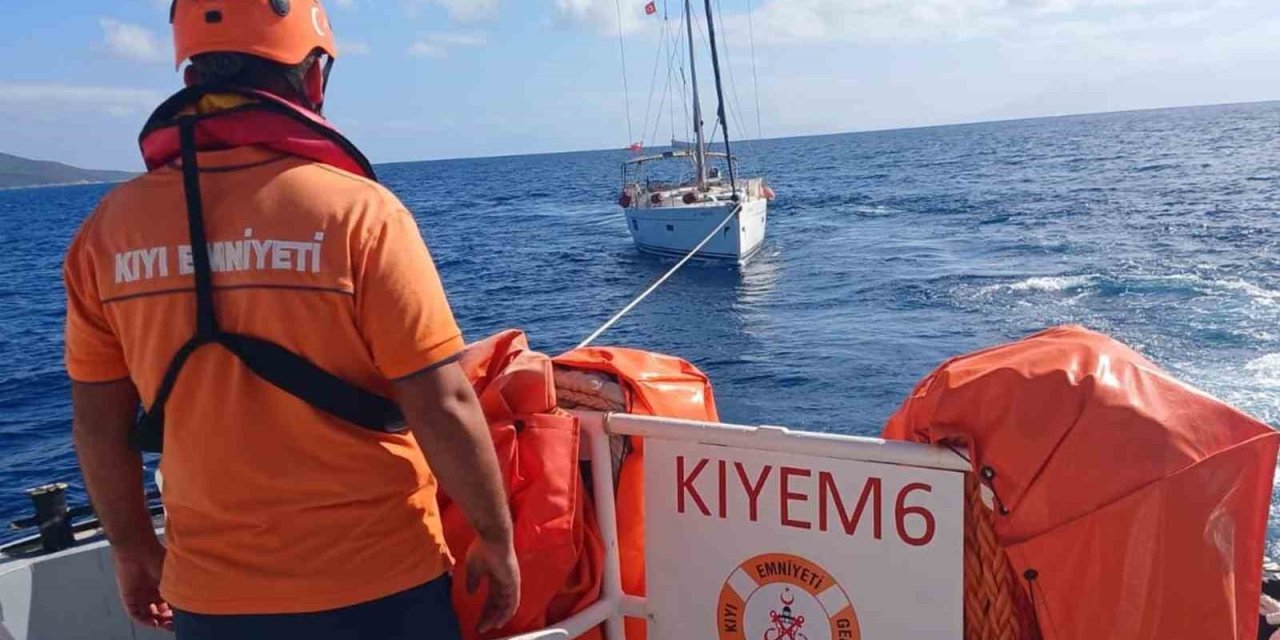 Bodrum’da makine arızası nedeniyle sürüklenen tekne kurtarıldı
