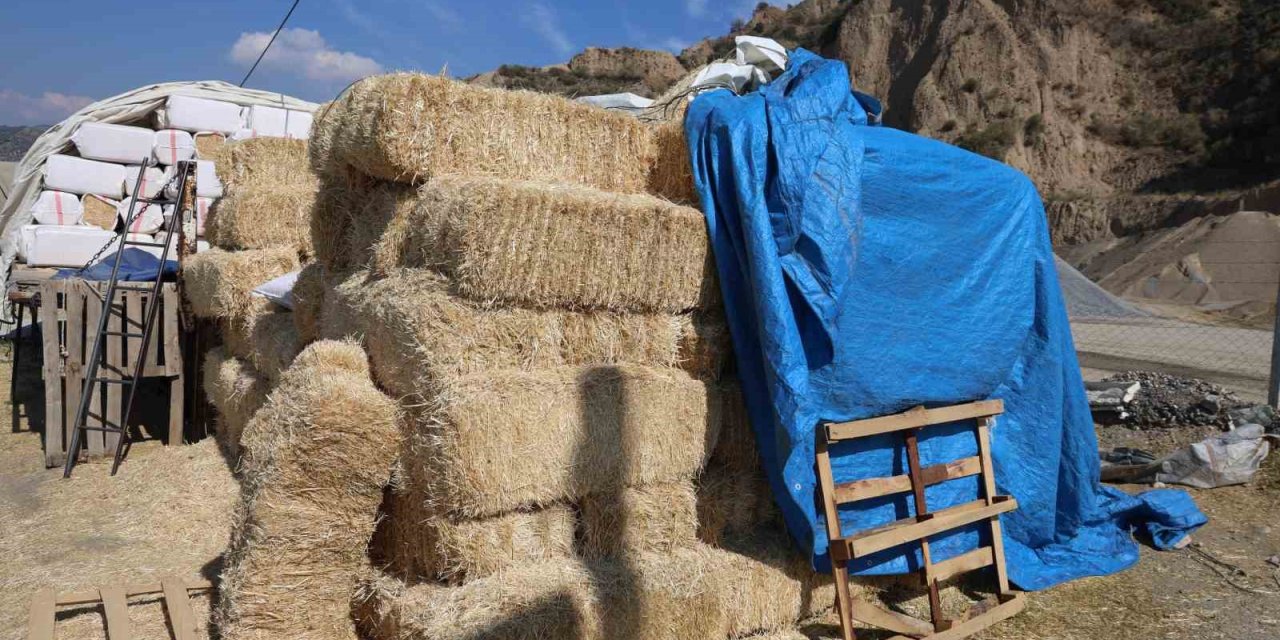 Köşk’teki saman pazarı sürücülere zor anlar yaşatıyor
