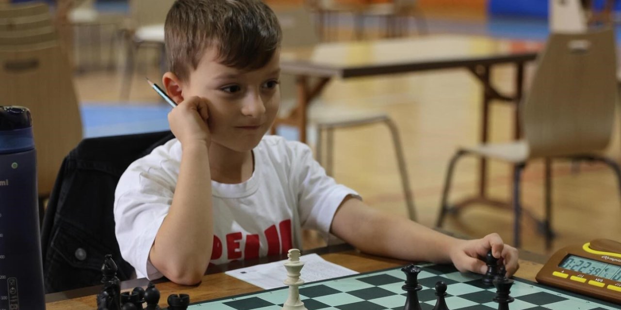 Minikler satrançta hünerlerini sergiledi