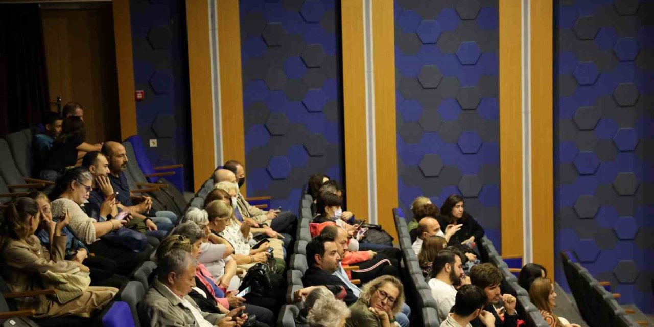 Bodrum Belediyesi Şehir Tiyatrosu yeni oyunuyla beğeni topladı