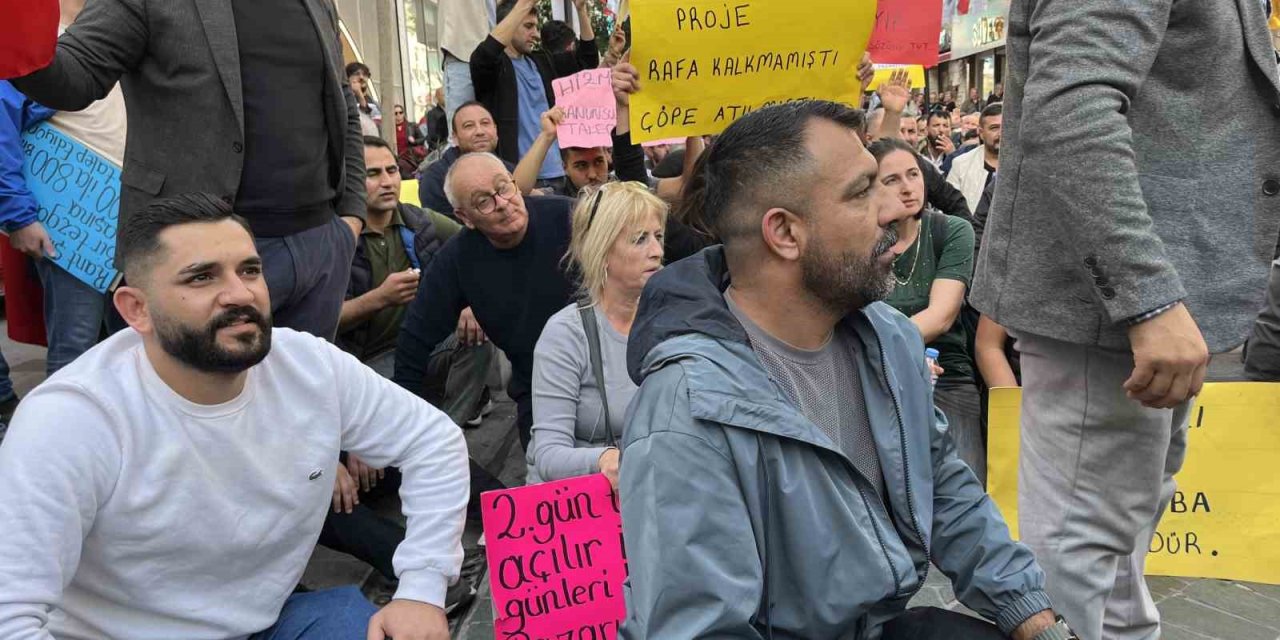 Pazarcı esnafından Karşıyaka’da oturma eylemi