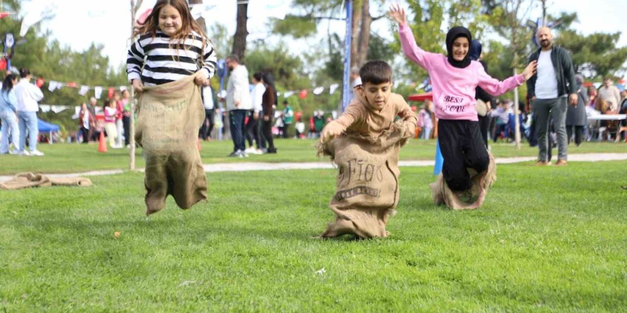 Çocuklar cumhuriyet etkinliğinde gönüllerince eğlendi