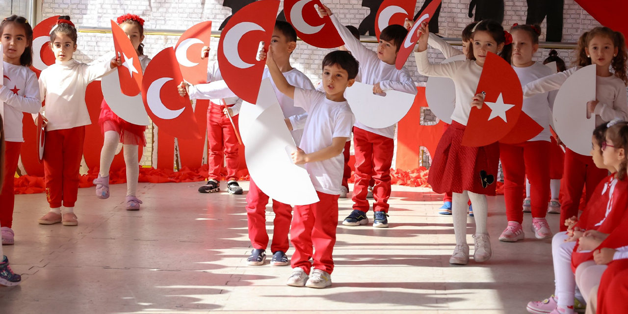 Efeler’in minik öğrencileri Cumhuriyet Bayramı’nı kutladı
