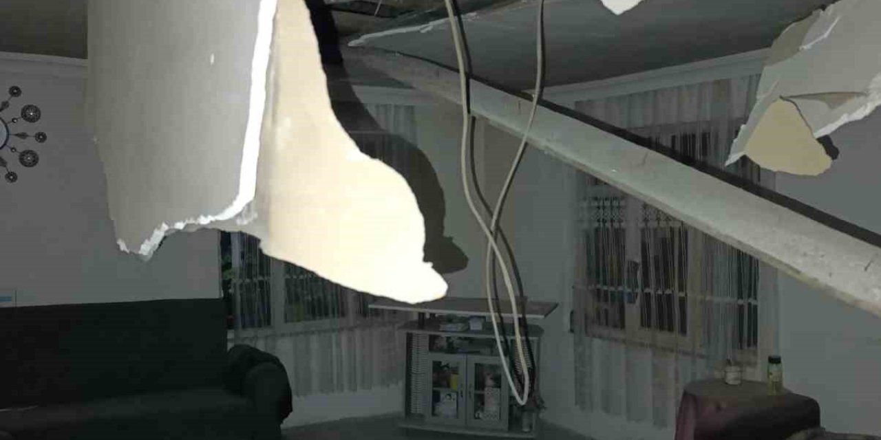 Depremde Gördes’te bir evin tavanı çöktü