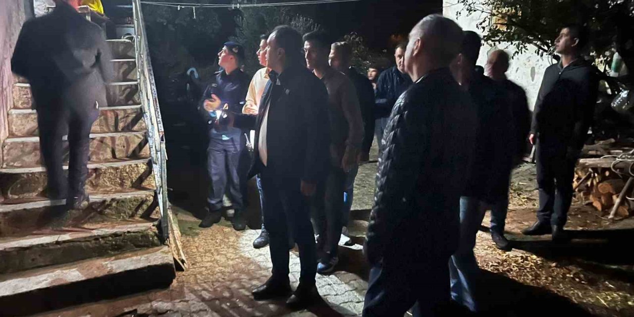 Vali Özkan, deprem sonrası Gördes’te incelemelerde bulundu