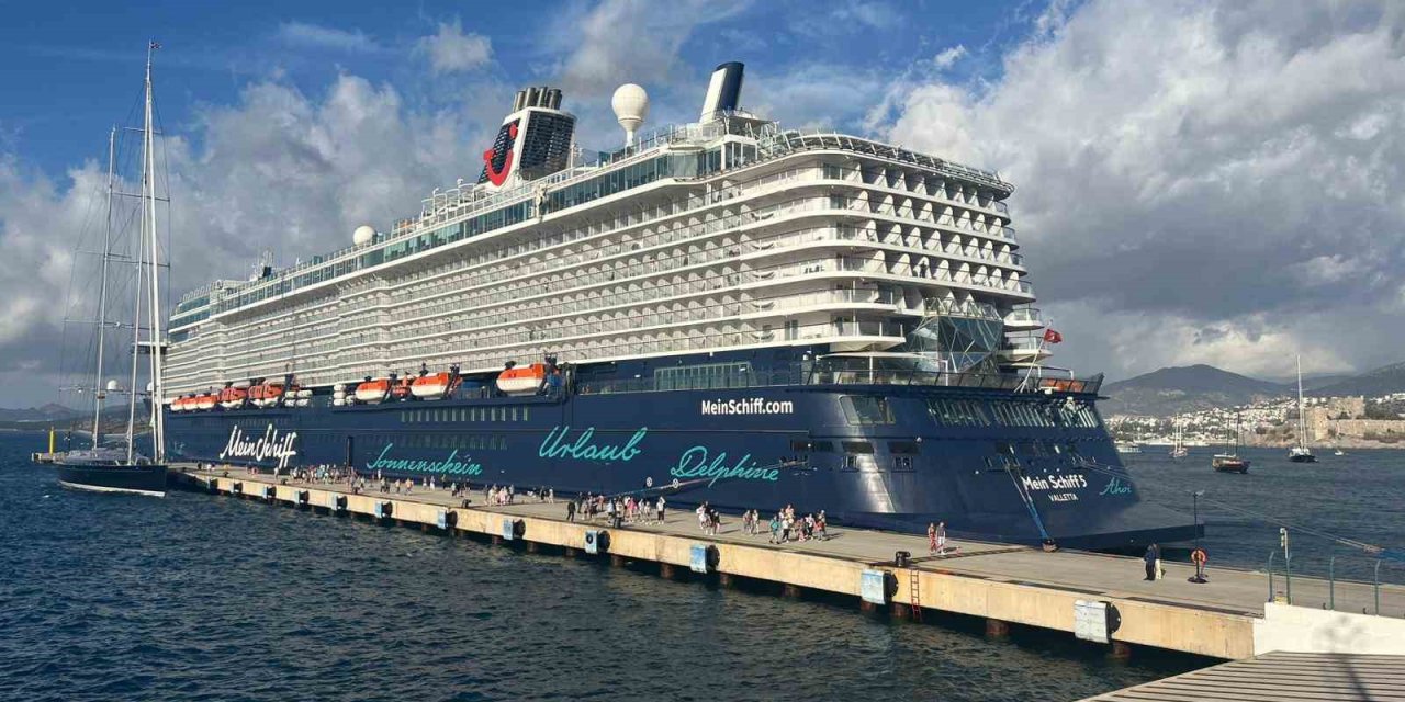 Bodrum’a 2 bin 176 yolcu ile geldi