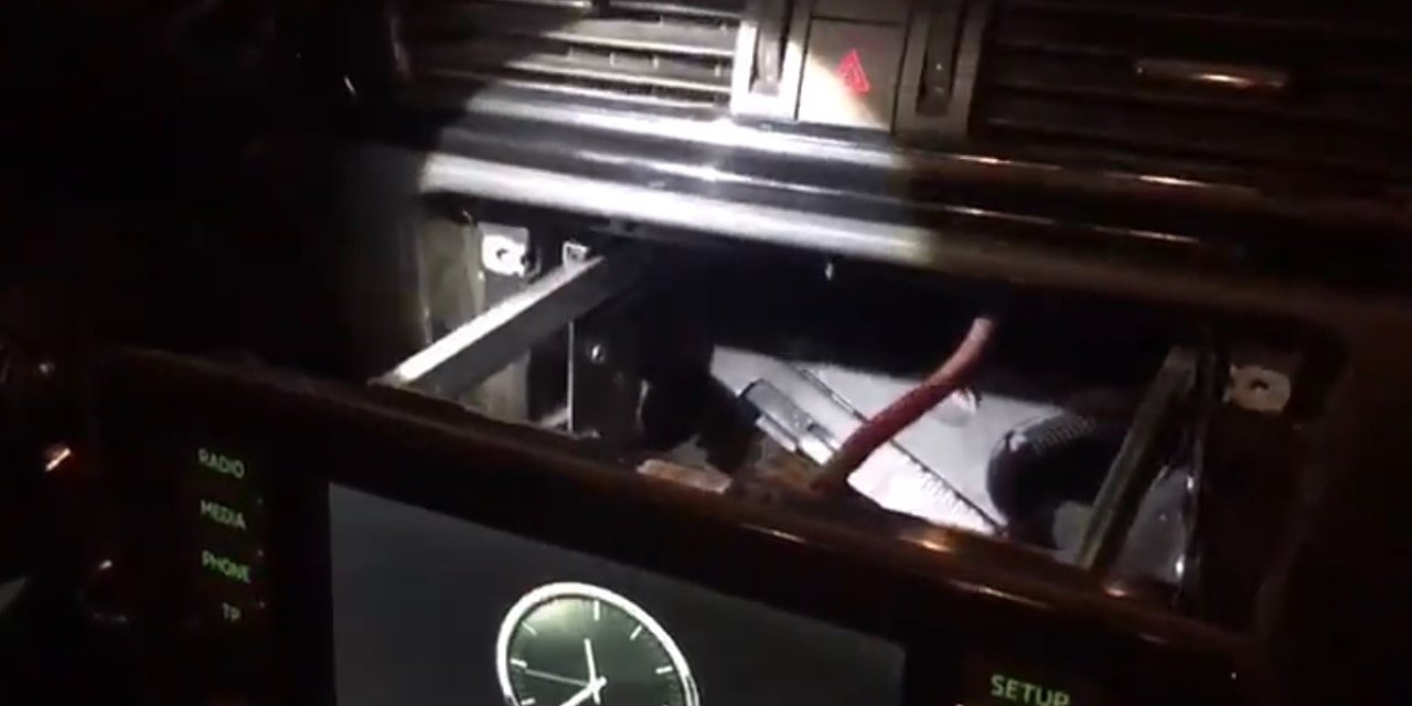 Uyuşturucuları otomobiline özel düzenekle zulalamış