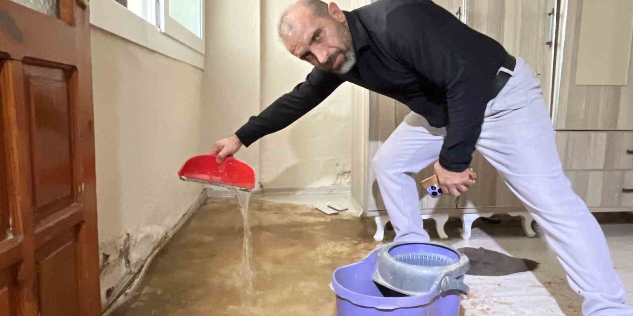 İzmir’de İZSU şebeke borusu patladı: Bir evi yaşanmaz hale getirdi