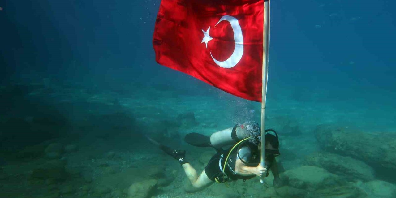 Fethiye’de 29 Ekim, Dalyan Koyu’nda su altında coşkuyla kutlandı