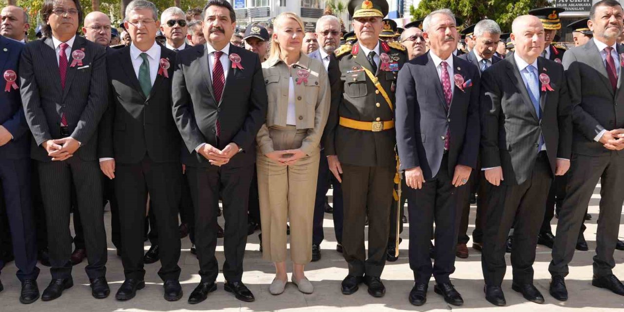 Denizli’de Cumhuriyetin 102. yıldönümü kutlamaları çelenk sunumuyla başladı