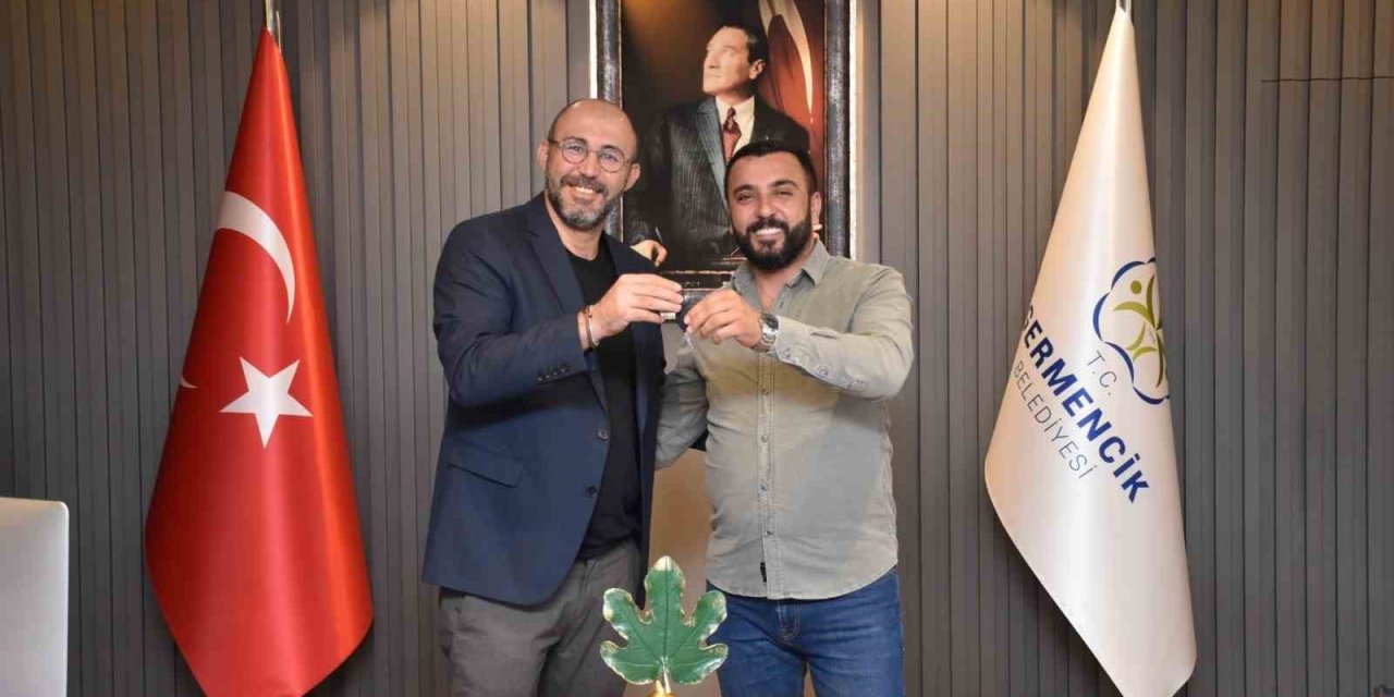 İncir festivalinin traktör talihlisi anahtarını Başkan Zencirci’den teslim aldı