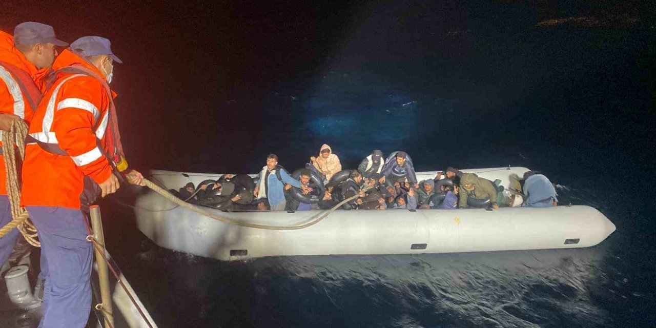 İzmir açıklarında 2 lastik bot durduruldu, 86 göçmen yakalandı