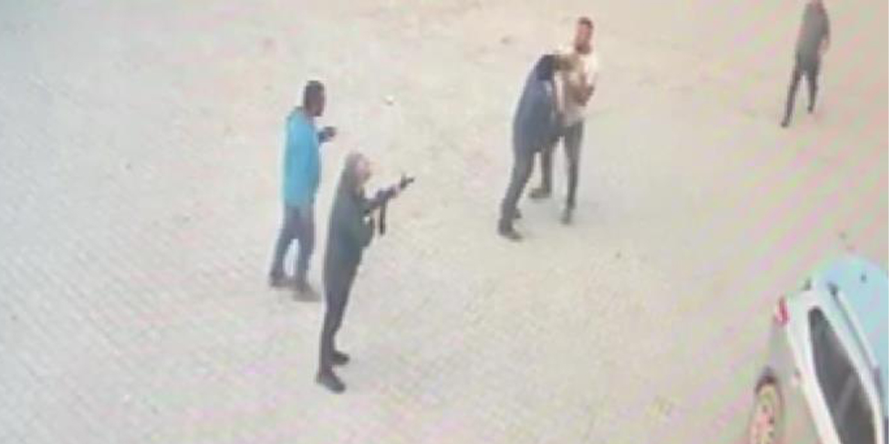 Kendisine silah doğrultan adamı bıçakla öldürdü