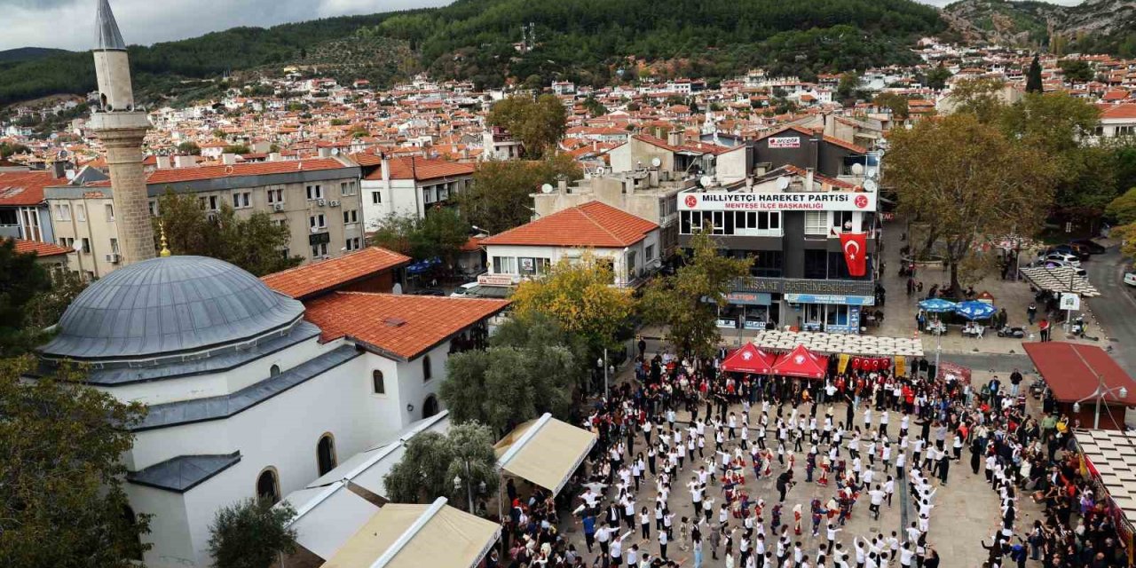 MTK Koleji’nden "Adım Adım Cumhuriyet" Zeybek gösterisi