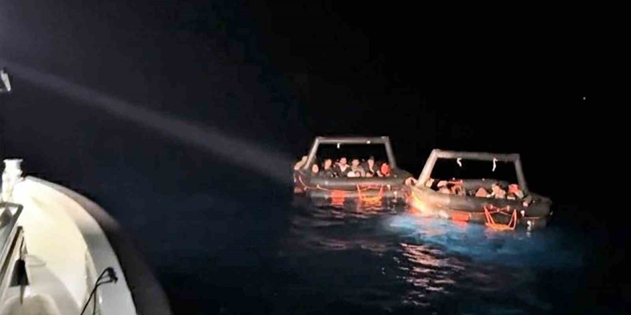 Yunanistan 32 düzensiz göçmeni Türk karasularına geri itti