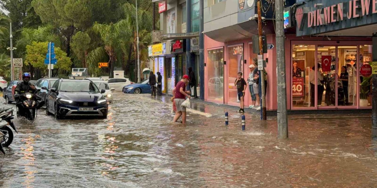Fethiye sağanak yağışa teslim oldu, ev ve iş yerleri sular altında kaldı