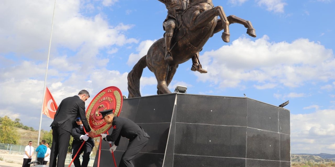 Selendi’de çelenk sunma töreni yapıldı