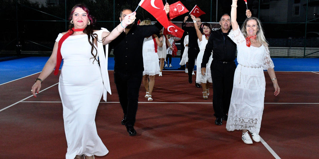 Kuşadası’nda cumhuriyet coşkusu kortlara taşındı