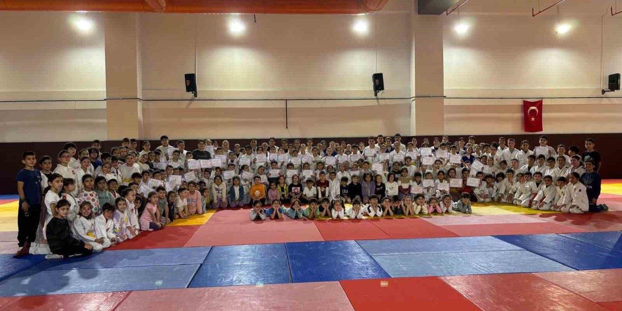 Salihli’de 250 judocu kemer sınavında ter döktü