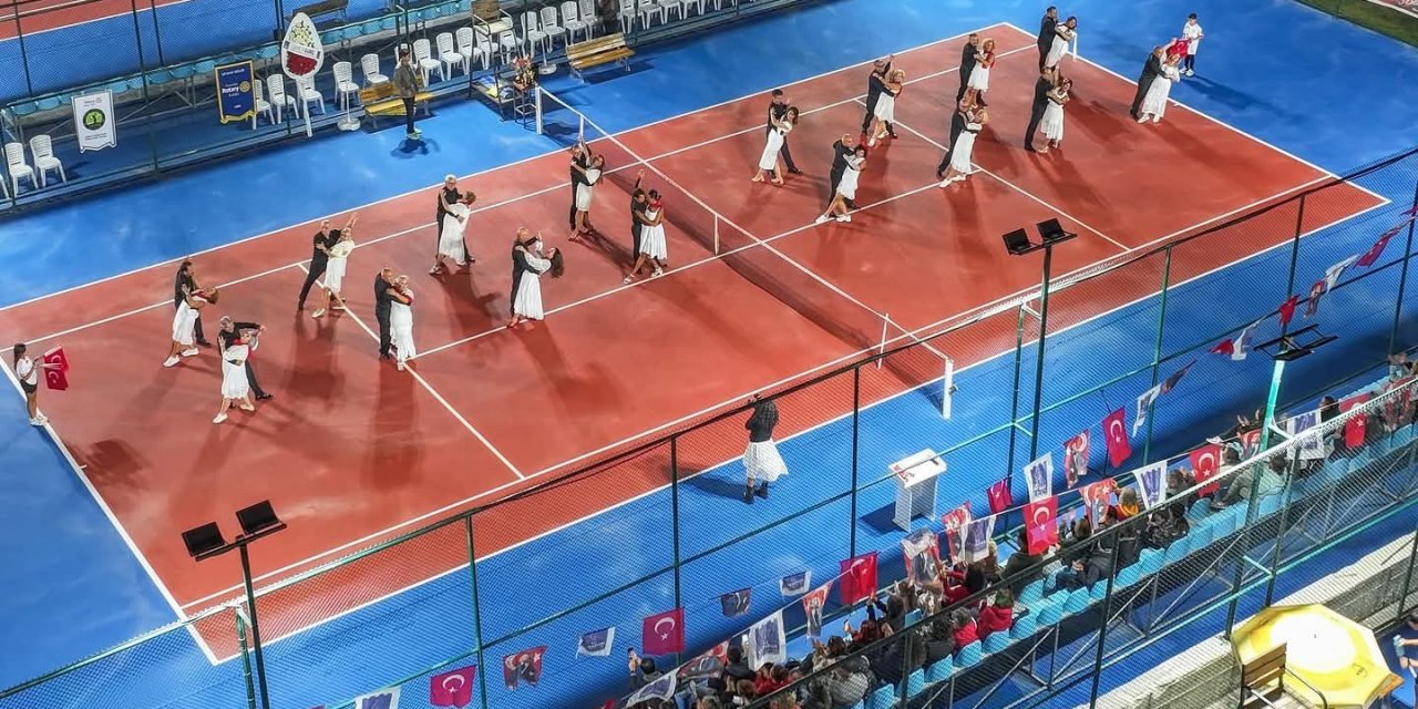 Kuşadası’nda Cumhuriyet coşkusu kortlara taşındı