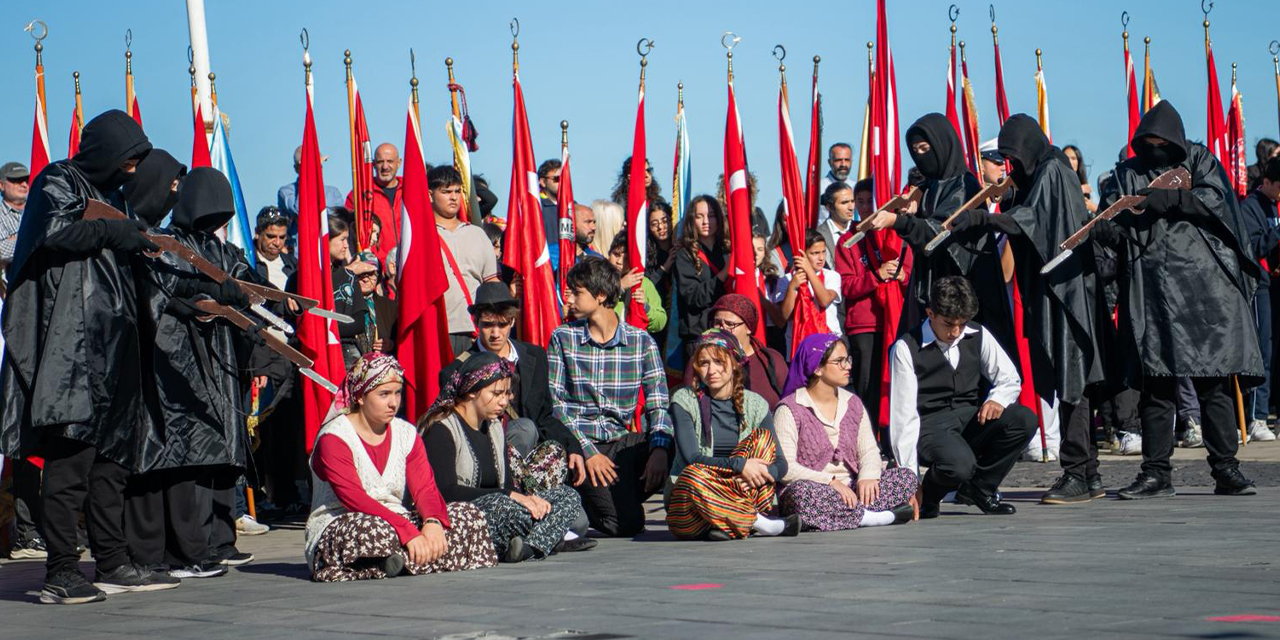 Kuşadası'nda Cumhuriyet'in 102'nci yılı büyük coşkuyla kutlandı