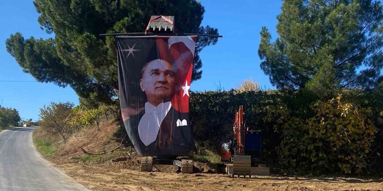 Kepçe operatöründen anlamlı cumhuriyet kutlaması