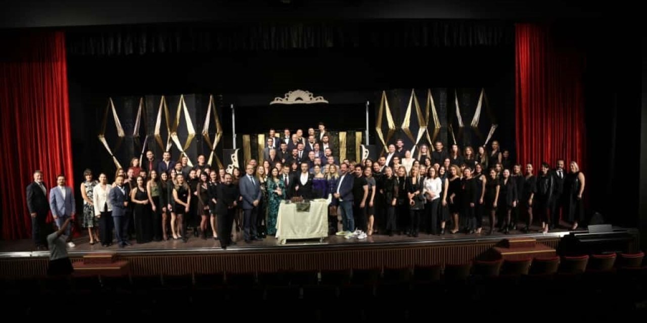 Sahne Tozu Tiyatrosu 21. yılını Haldun Dormen Sahnesi’nde kutladı