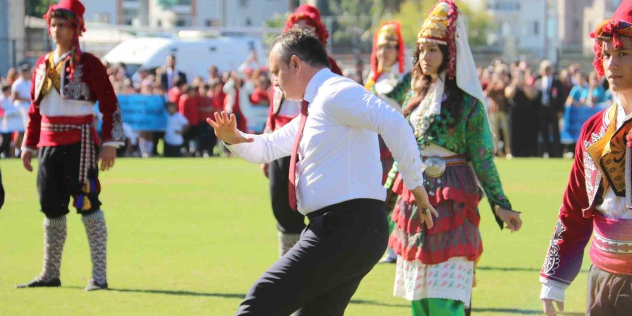 Kaymakam Akkaya’nın zeybek gösterisi büyük beğeni topladı