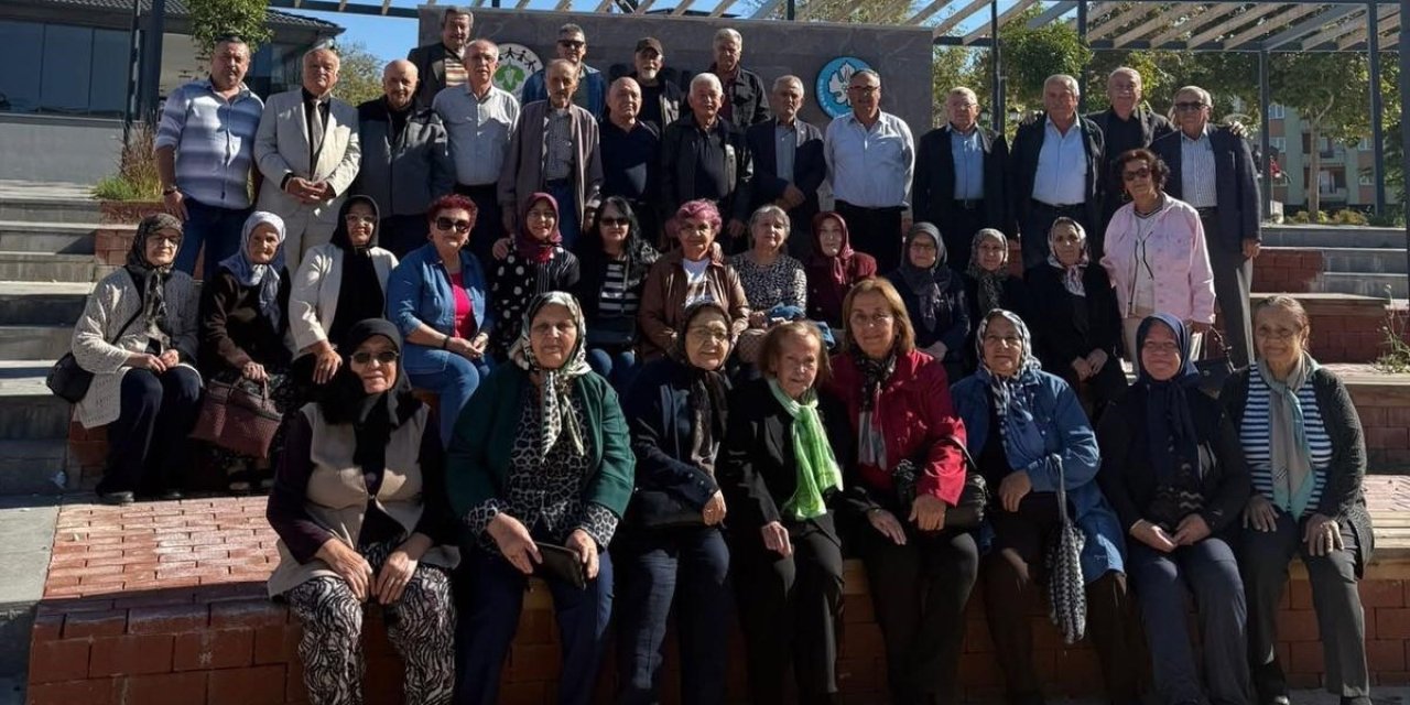 58 yıl sonra ilkokul öğretmenleriyle buluştular