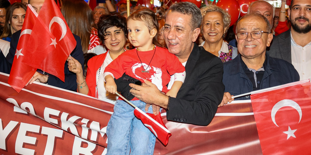 Efeler’de Cumhuriyet coşkusu: Binler Cumhuriyet için yürüdü