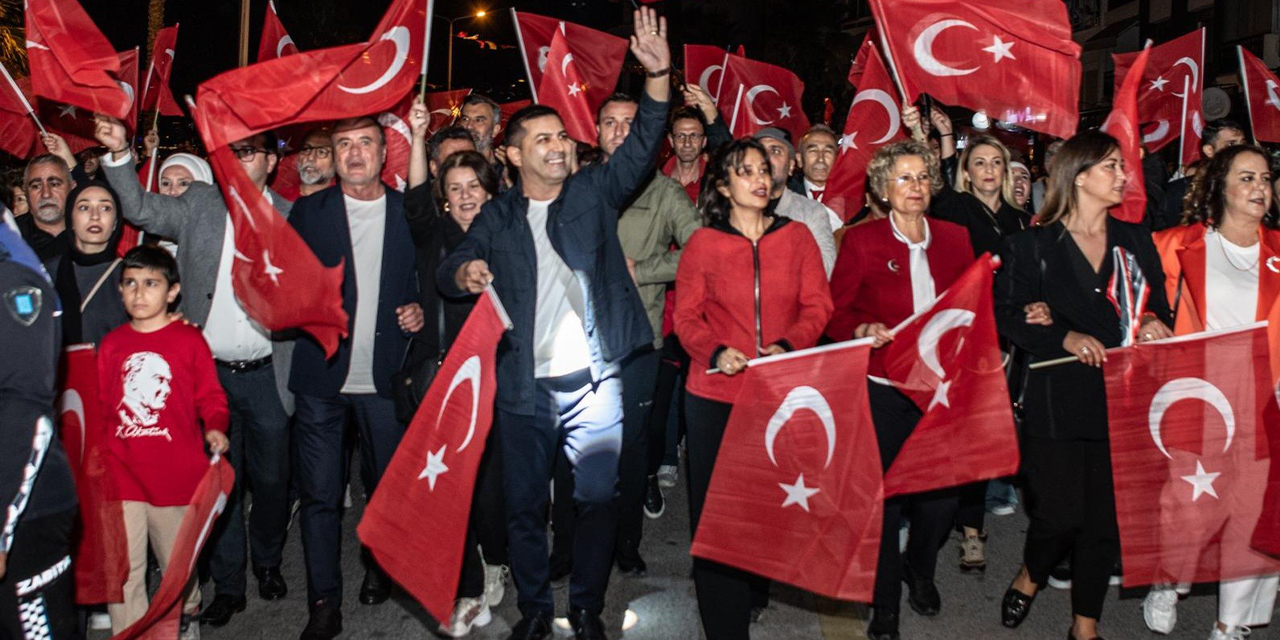 Cumhuriyet coşkusu Kuşadası’nda gece boyunca sürdü