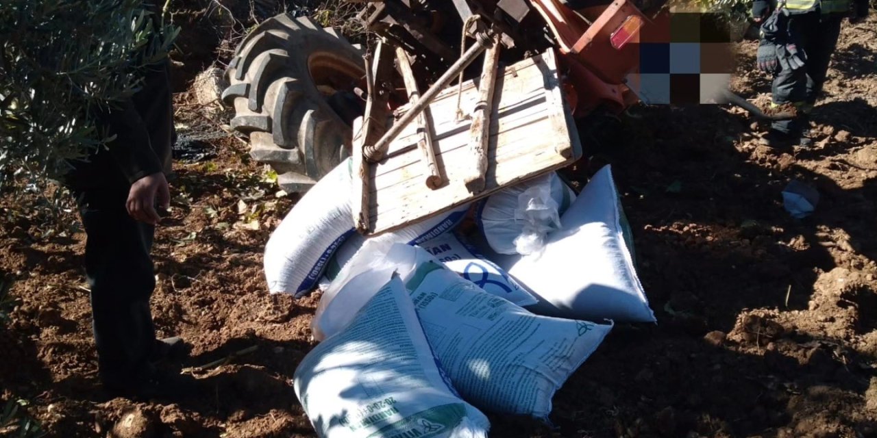 Gübre taşıyan traktör devrildi, sürücü altında kaldı