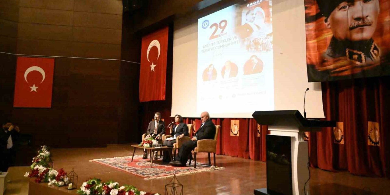‘Tarihte Türkler ve Türkiye Cumhuriyeti’ paneli büyük ilgi gördü