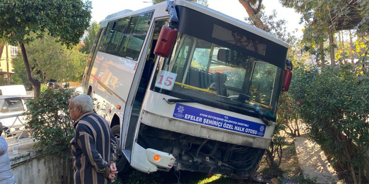 Efeler’de şehiriçi minibüs evin bahçesine girdi