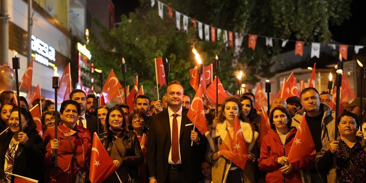 Cumhuriyetin 102. yaşı Çivril’de fener alayı ve konserle kutlandı