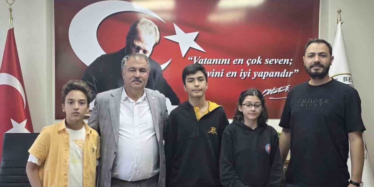 Başkan Pütün, Beyağaç’ı gururlandıran öğretmeni fahri hemşehri ilan etti