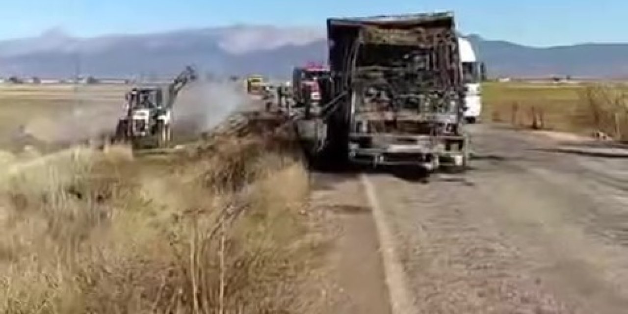 Saman yüklü kamyon yangın sonrası kullanılamaz hale geldi