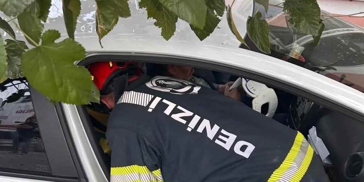 Denizli’de yoldan çıkan otomobil önce ağaca sonra eve çarptı