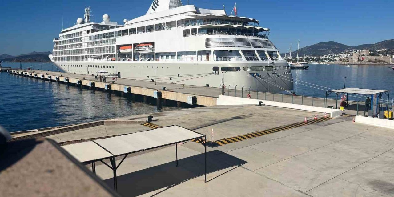 Bodrum’da kruvaziyer turizmi devam ediyor