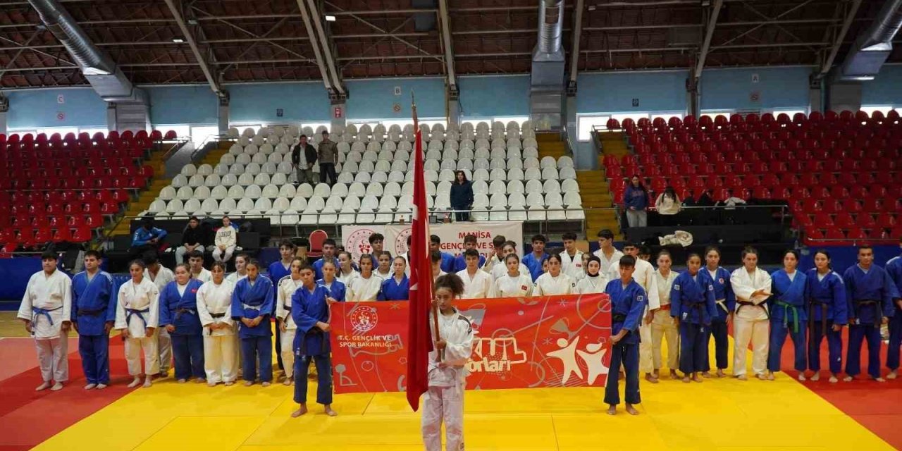 Manisa’da okul sporları heyecanı judo ile başladı