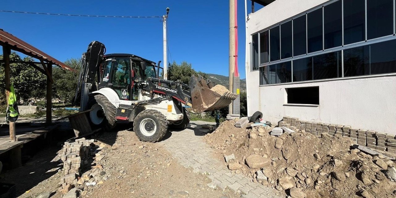 Buharkent’te yol genişletme çalışmaları sürüyor