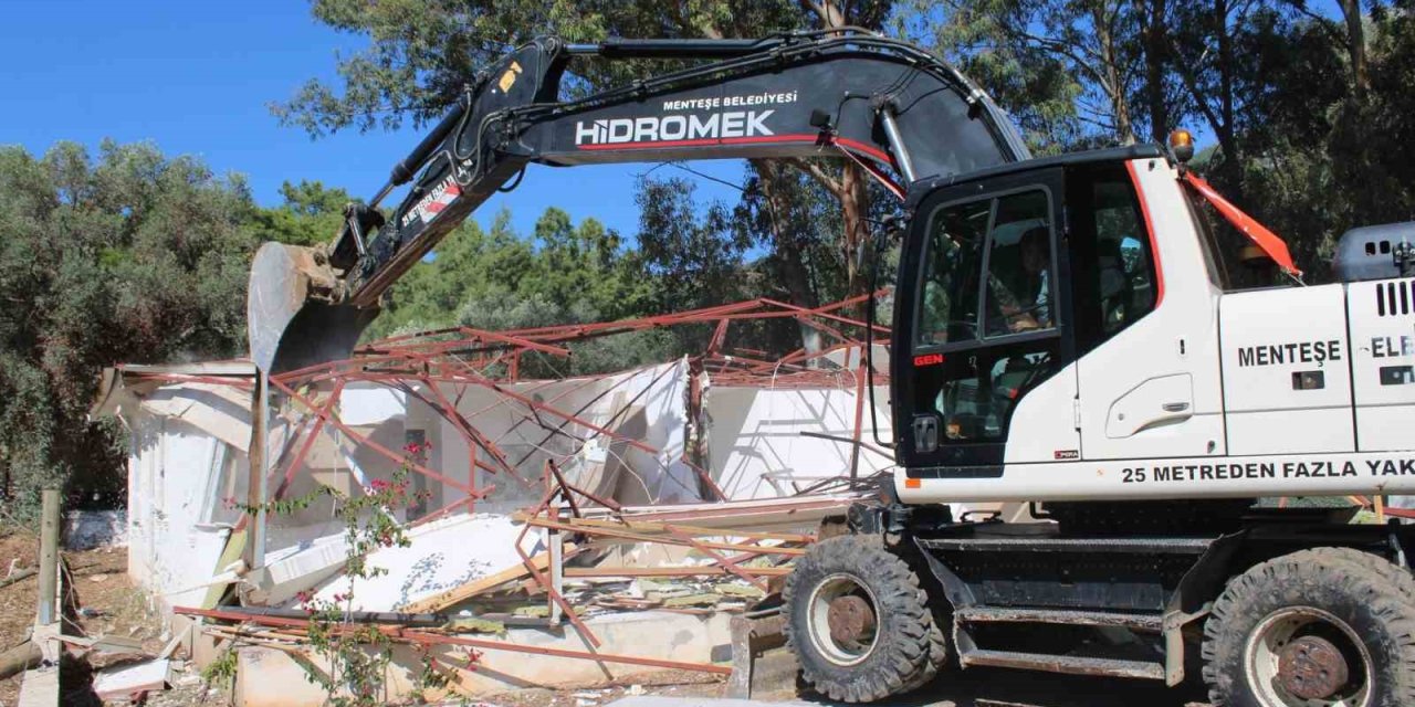 Akbük’te kaçak yapılara kepçe vuruldu