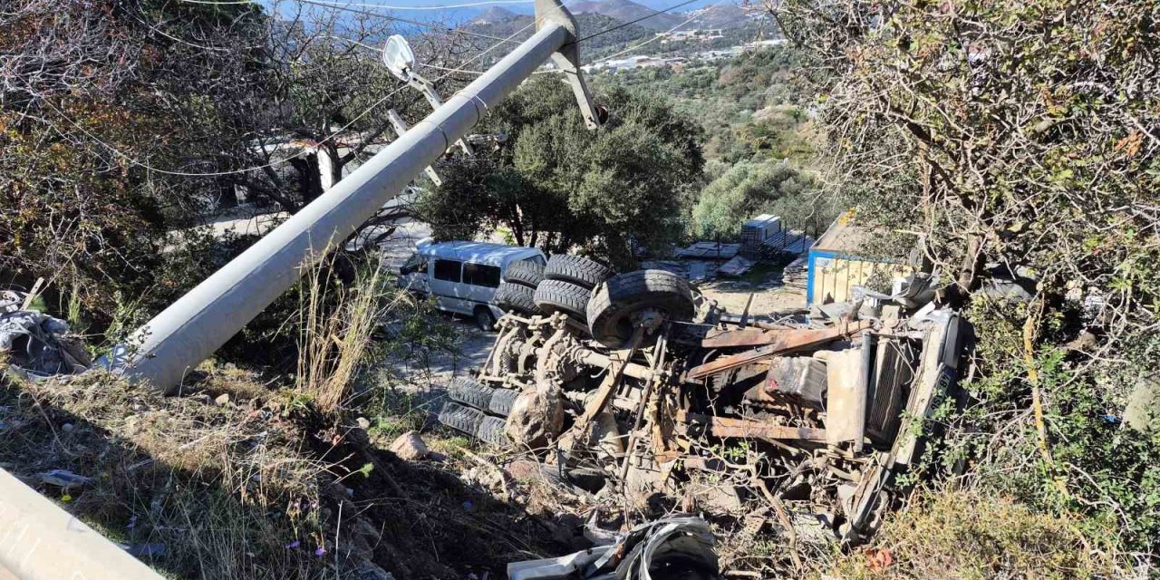 Kamyon şarampole devrildi, sürücü mahsur kaldı